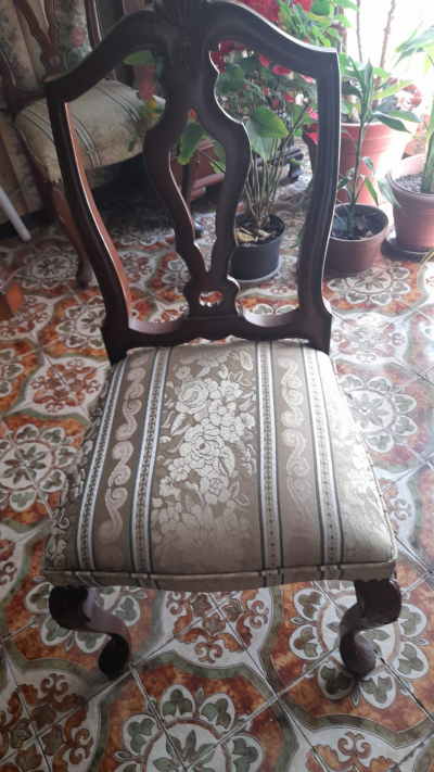 COMEDOR DE CAOBA  CON OCHO SILLAS Y BITRINA CON TRINCHADOR MARCA FREY