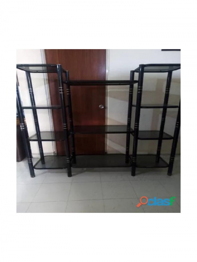 Mueble tubular con vidrios ahumados 