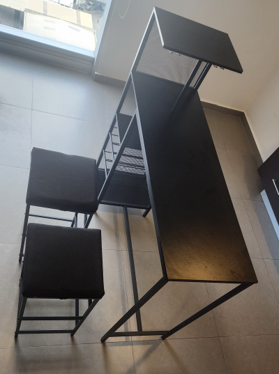 SIMPLE ESPACIO Mesa de Bar con 2 Sillas y Soporte para Copas, Negro | Mesa de Bar con 2 Sillas y Soporte para Copas. Incluye 6 Compartimentos y Estante para Botellas. Ideal para Cocina o Bar (Negro)