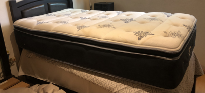 Recámara con 2 bases individuales, 2 burós, 2 colchones individuales y 2 cabeceras 