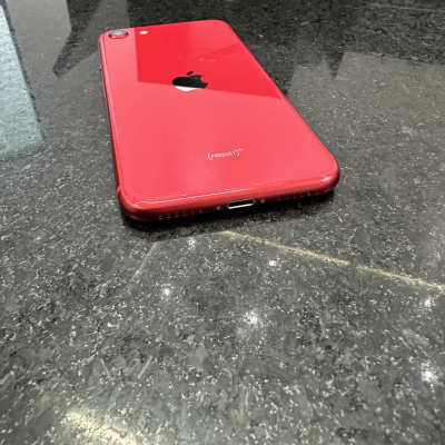 iPhone SE 2da generación rojo. 64gb. Libre