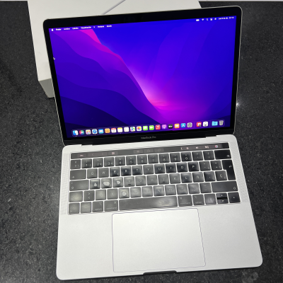 MacBook Pro 2018 Touch Bar Y Touch ID. Plata.