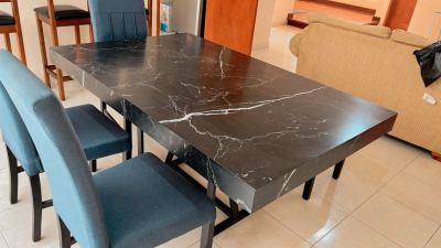 LINDO COMEDOR CON 4 SILLAS Y 1 BANCA 