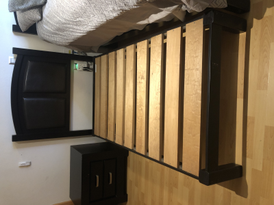 Recámara con 2 bases individuales, 2 burós, 2 colchones individuales y 2 cabeceras 