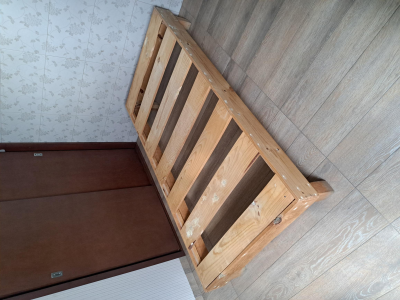 Base de cama de madera individual y colchon usado en buenas condiciones