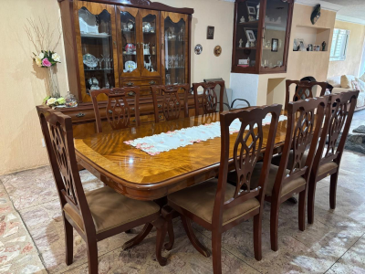 Comedor con 8 Sillas y Vitrina
