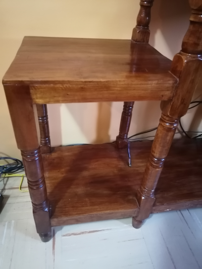 Mueble de madera barnizado