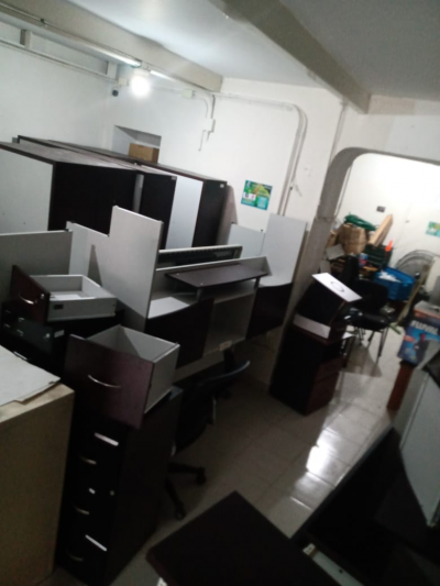 Lote de escritorios y mobiliario de oficina