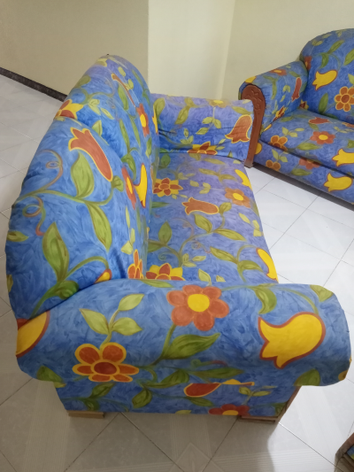 Sala de tres piezas con tres mesitas que hacen juego incluidas en el precio 