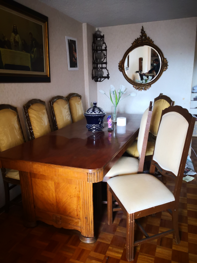 Comedor antiguo madera fina , 10 sillas con credenza y gran vitrina grande