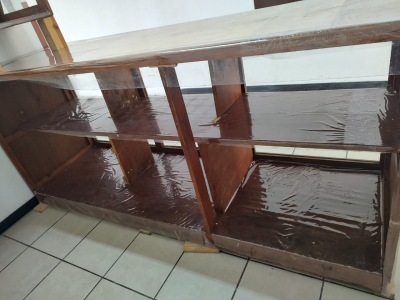 Mostrador madera y vidrio