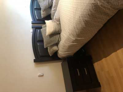 Recámara con 2 bases individuales, 2 burós, 2 colchones individuales y 2 cabeceras 