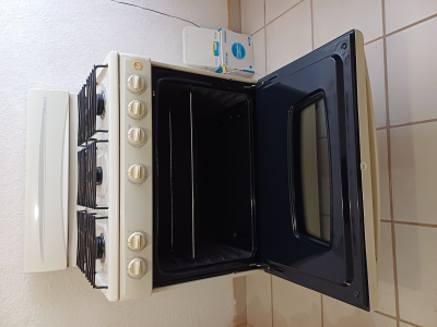 Estufa Across 30 pulgadas con 5 quemadores y horno.